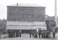 Bryggeriarbeidere fotografert utenfor bryggeriet i 1902