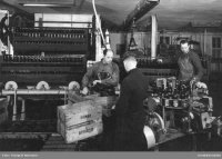 Bryggeriarbeidere setter flasker i kasser 1957